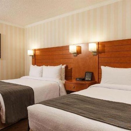 The Glenmore Inn & Convention Centre Калґарі Екстер'єр фото