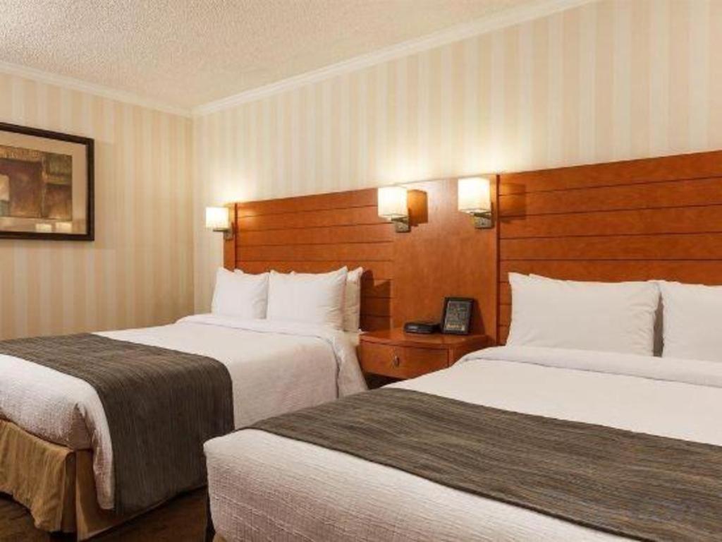 The Glenmore Inn & Convention Centre Калґарі Екстер'єр фото