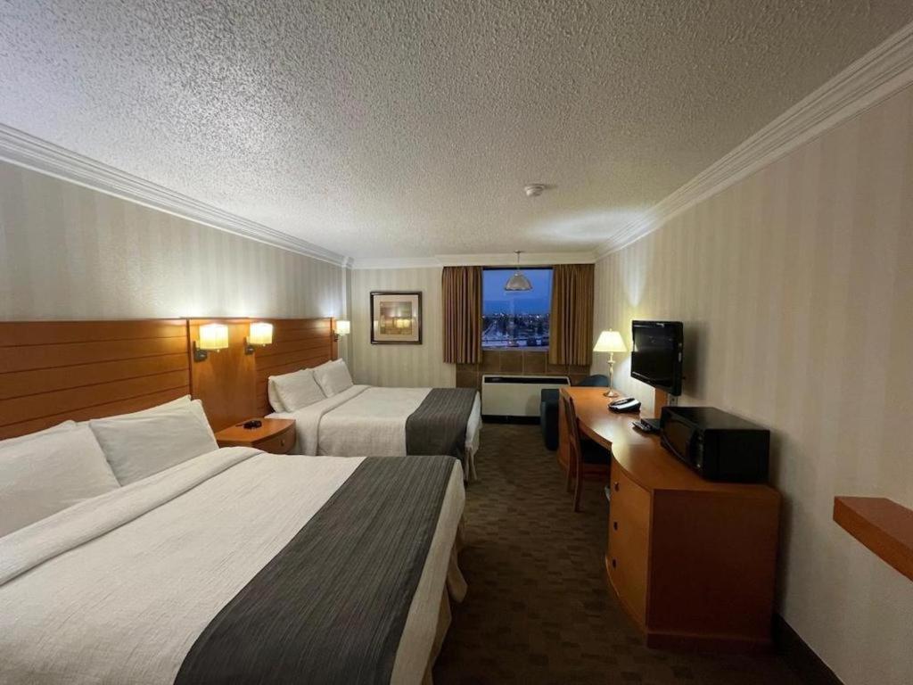 The Glenmore Inn & Convention Centre Калґарі Екстер'єр фото