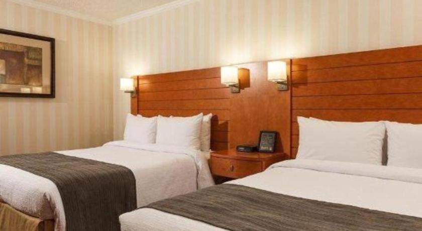The Glenmore Inn & Convention Centre Калґарі Екстер'єр фото